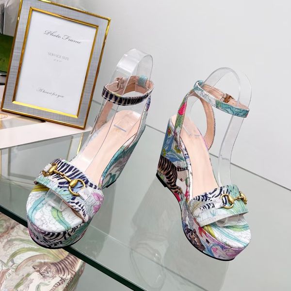 Новые дизайнерские сандалии клиновые туфли женские сандаловые дизайнерские каблуки с цветами тигрные зеленые полосы Свадебные туфли с коробкой №379