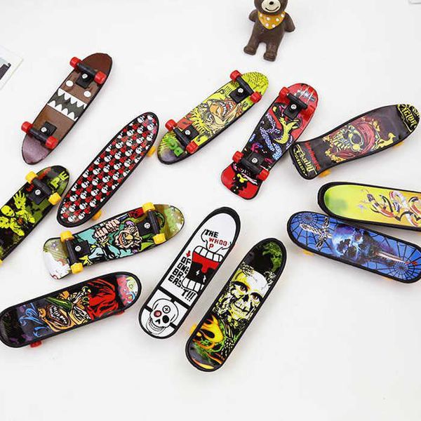 Giocattolo per esercizi con le dita Mini desktop Punta delle dita Skate Boarding Graffiti creativi Skateboard Dito Tastiera in plastica Polso della mano Per bambini