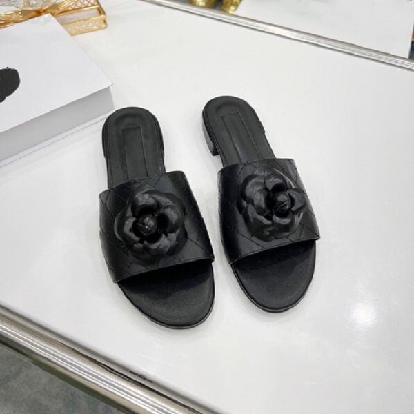 Ciabatte firmate Pantofole da donna Sandali di lusso Sandali di marca Infradito in vera pelle Appartamenti Slide Scarpe casual Sneakers Stivali del marchio 102