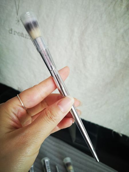 Blending Concealer Brush # 203 Love Beauty Crema completamente senza soluzione di continuità Pennelli per trucco nascosti Brand New Face Flaw Coverage Eye Shadow Blender Pennello cosmetico Fornitura di strumenti