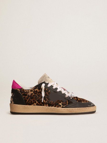 Scarpe basse sporche di design di lusso, sneakers Ball Star fatte a mano in stile retrò italiano in cavallino con stampa leopardata con stella in pelle bianca e spille multicolori