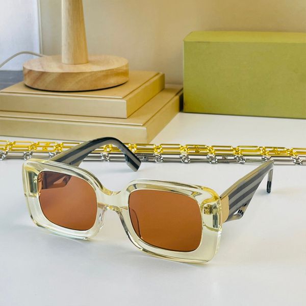 

Sculptural motif adorns temples Womens designer sunglasses E4338 square plate frame oversized double letter legs simple fashion lattice style Party good glasses