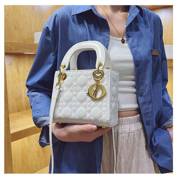 

2022 new fashion korean car sewing lingge portable princess painted women's one shoulder oblique span small square bag luxury designer