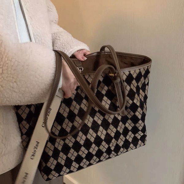 

large-capacity cosmetic bag 2022 new ins trendy high-end portable shoulder tote bag