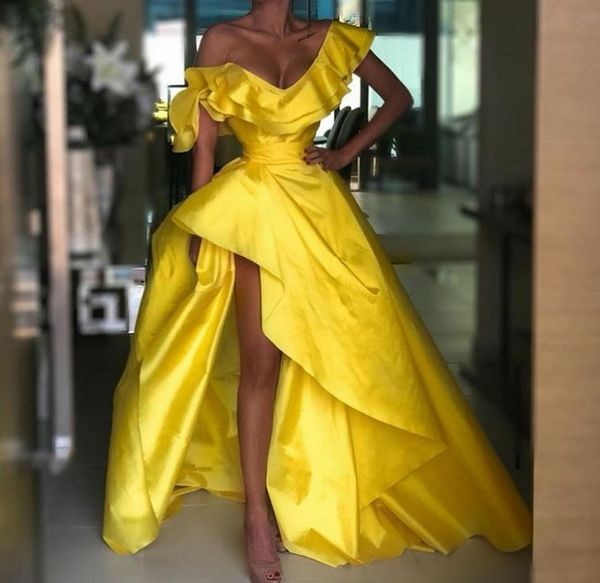 2022 Lange Satin-Gelb-One-Shoulder-Abendkleider mit Taschen und Reißverschluss hinten High-Low-formale Partykleider für Frauen