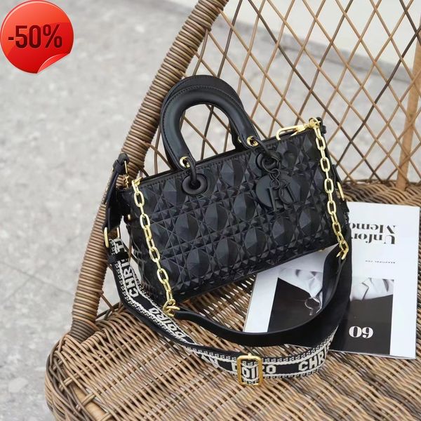 

the factory directly diana 2022 new high-end hand fashion light luxury one shoulder msenger large capacity bag d same