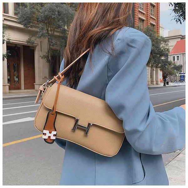 

factory outlet 2022 early autumn new one shoulder messenger fashion women's texture solid color underarm street accessory bag