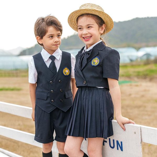 Completi di abbigliamento Uniforme scolastica giapponese per bambini Camicia bianca Giacca corta a righe Gonna a pieghe Pantaloncini Gilet Cravatta per ragazza Vestiti per ragazzo Set Studente Outf