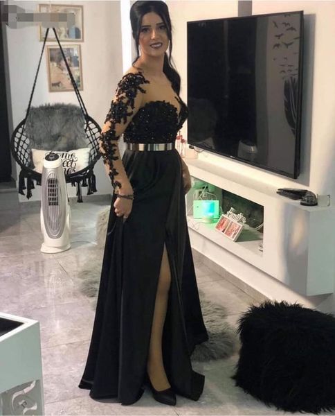 Elegantes schwarzes formelles Kleid 2022, herzförmiger Illusionsausschnitt, lange Ärmel, Abendkleider mit goldenem Gürtel, sexy, seitlich geschlitztes Satin-Abschlussballkleid