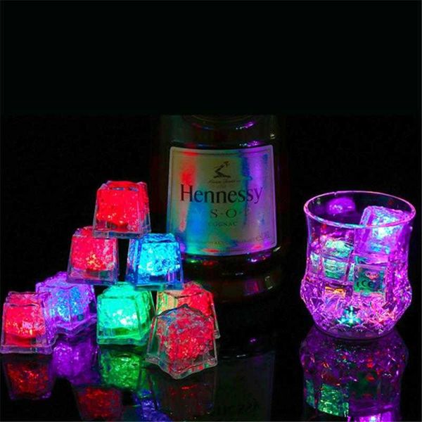 Os clientes costumam comprar com comparar com itens semelhantes Barra de cubos de gelo LED Barware Flash Cubo de cristal de mudança automática Iluminação ativada por água para