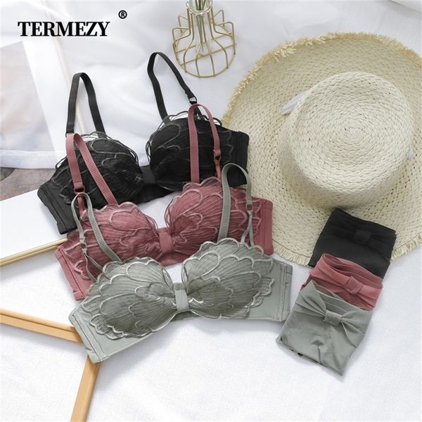 Termezy New Fashion Sexy Lingerie Set Lace Wing Bra Set Women's Push Up Орутневое личность нижнего белья и набор трусиков Brassiere T200602