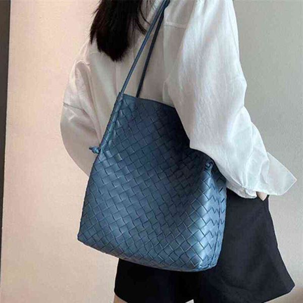

designer women's sheepskin woven 2022 new fashion single shoulder bucket large capacity mother and child leisure tote bags