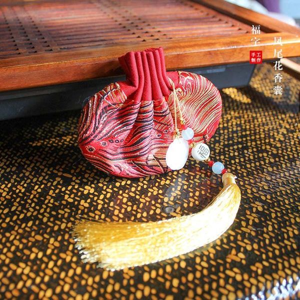 Confezione regalo Borsa per gioielli in stile cinese fatta a mano Confezione con bustina di fiori ricamati vintage con coulisse e ciondolo con nappa