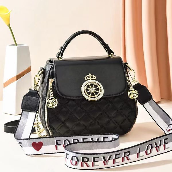 

2022 new shoulder messenger bag korean fashion ladies rhombus chain