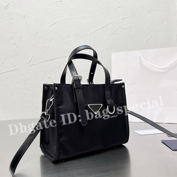 La nuova mini borsa femminile di moda ￨ portatile e ha una lunga tracolla al suo interno pu￲ essere appesa a una spalla in borse a contratto versatili semplici nere