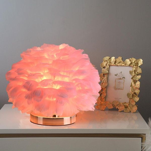 Lampade da tavolo Lampada romantica con piume bianche rosa con dimmer paralume creativo Decorazioni per la camera da letto di casa di nozze Lampada da comodino a LED da tavolo