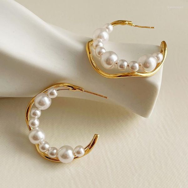 Hoop Huggie Doppio strato di metallo Distorsione irregolare Orecchio di perla HUANZHI 2022 Trend vintage Eleganti orecchini a forma di C Per gioielli da donnaCerchio