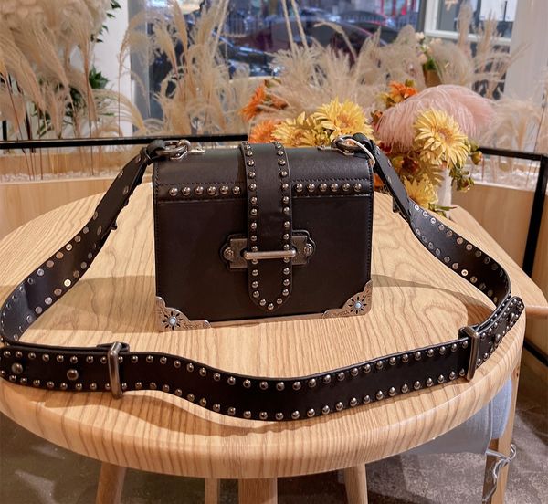 

new classic designer bag antique metal sequin decoration cute tongue high-end luxury simple elegant four seasons essential matching gift box