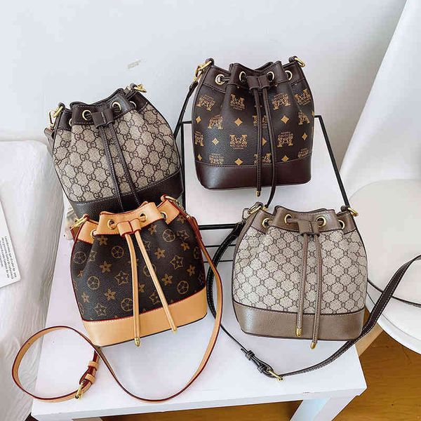 

2022 new designer handbags female leisure messenger single letter tide bucket