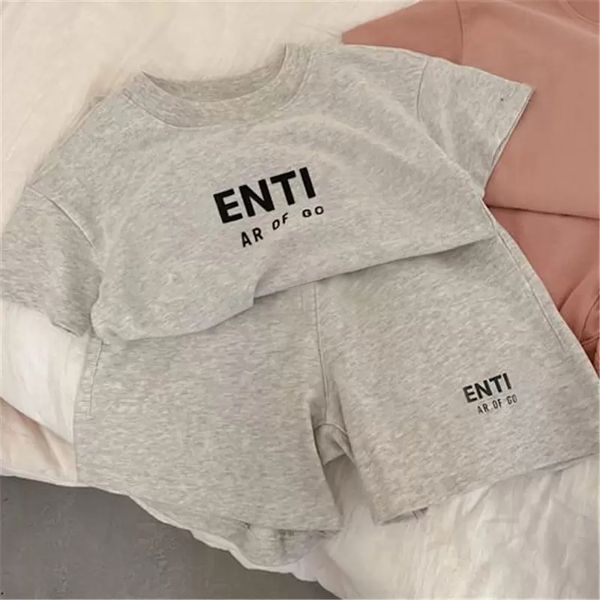 Designer Baby Kids Rouses Garotos Roupas de meninas Conjunto de camisetas de luxo de verão e shorts Roupa de traje de traje de traje de manga curta Camisas de manga curta Roupas congeladas