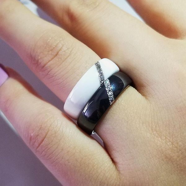 Anéis de casamento Cerâmica de luxo Anel de noivado de cor preta branca para mulheres Lady Men Anniversary Presente Jóias por atacado R5540Wedding