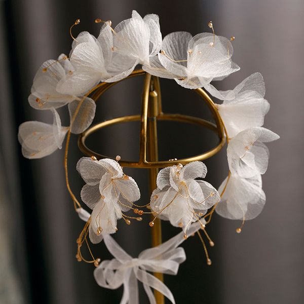 Belos brincos sonhadores de flores de fio de seda