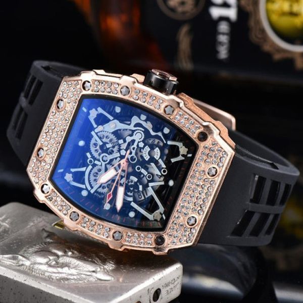2022 Luxury 3 pin nuovo orologio da uomo al quarzo con diamanti di alta qualità in vetro cavo con retro in acciaio inossidabile orologio in gomma nera 01
