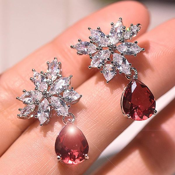 Chandeleiro Dangle Foydjew European American Fashion S925 Brincos embutidos de água incrustada em forma de pêra Full Zircon Ruby Wedding Short Earringdang