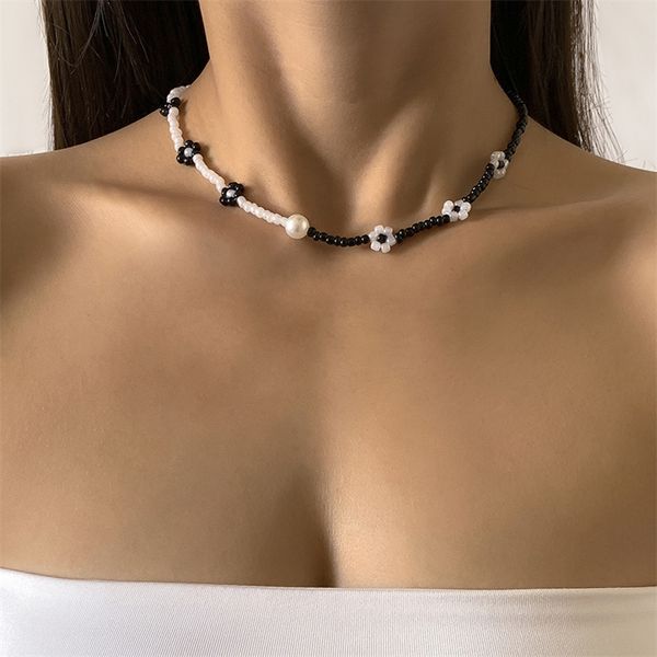 Collana asimmetrica di perle imitazione fiore margherita Collana semplice con clavicola di perle di riso di colore a contrasto PER DONNE