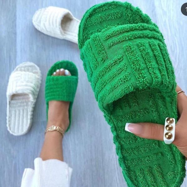 Pantofole 2022 Summer Flat Furry Women Suola spessa Punta aperta Ciabatte di colore verde Comfort all'aperto Scarpe da spiaggia per il tempo libero per ragazze