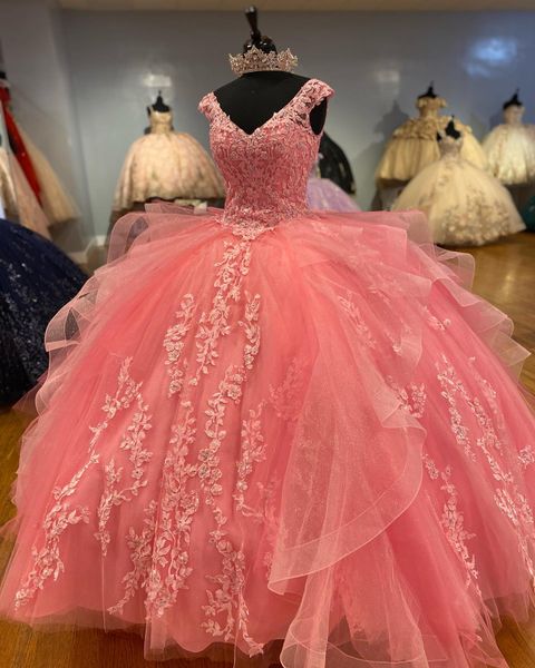 Korallenrotes Quinceanera-Kleid 2023, Schleife, Rüschen, Sweet 16, Ballkleid, Glitzer, Tüll, Spitze, Vestidos De 15 Anos, Schnürkorsett, Flügelärmel, V-Ausschnitt, Quittengelb, Flieder, Charro, mexikanisch