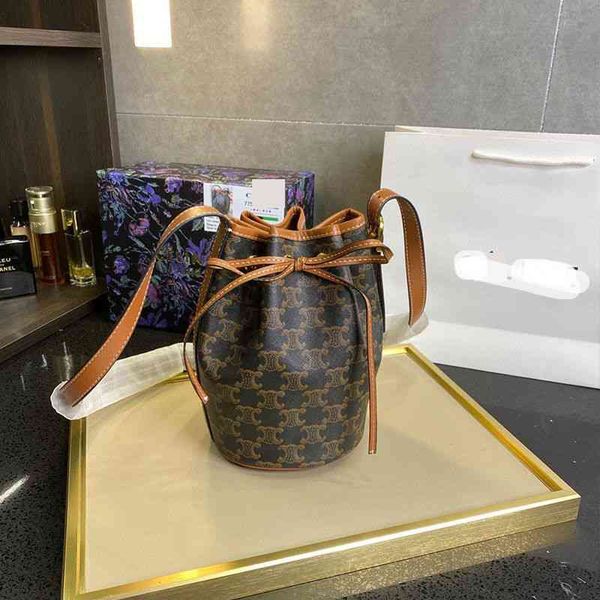 

flower de women's arc bucket old triomphe korean version messenger 2021 new cowhide, versatile and large capacity in summer