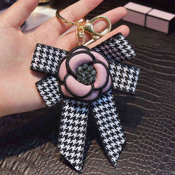 

1pc black white rhinestone heart keychain bag pluscar key ring car key genuine leather camellia flower long tassel style key chain y220725, Silver