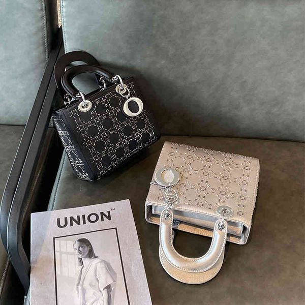

female new style of the 2021 same type of silk drill, princess tiktok, fashion shoulder shoulder bag, hand lift carry tide.