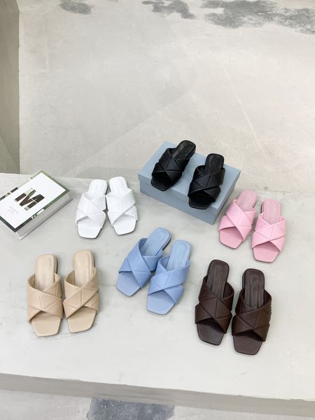 Designer t￪nis chinelos femininos de couro macio Tri￢ngulo Padr￣o de sand￡lias planas botas de farfetch t￪nues de tamanho grande t￪nis de vestido
