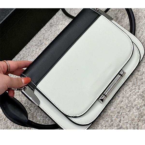 Alto senso de qualidade Retro Postman Bag Flip One ombro Saco Celebridade Simple Solid Cor Solid Small Square Leisure Fashion Styling Oblíquo Magias femininas B