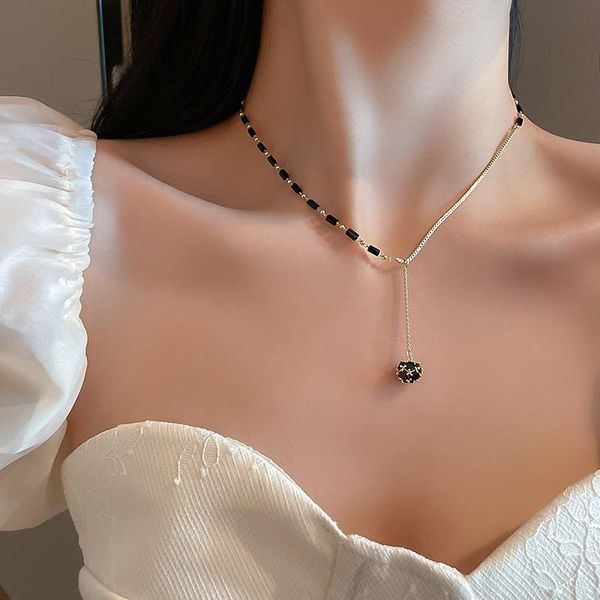 Collane con ciondolo Collana con strass lucidi in cristallo nero vintage francese 2022 Trend Round Colorblock Clavicle Chain per gioielli da donna