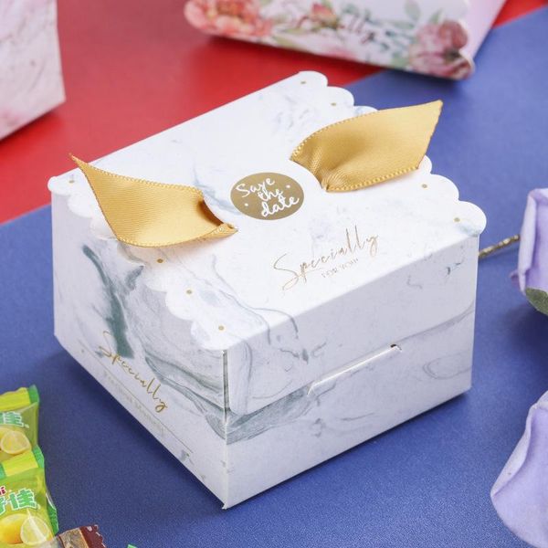 Confezione regalo 50 pezzi / lotto Scatole di caramelle quadrate Stampa floreale Nastro Scatola di carta Bomboniera Forniture per feste di compleanno Accessori Scatola di imballaggio Regalo