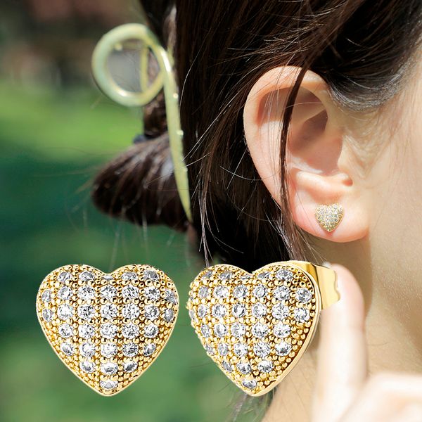 2022 Nuovi orecchini a forma di cuore Bling per donne e uomini Placcati in oro 18 carati di alta qualità con pietra CZ ghiacciata Orecchini a bottone con zirconi cubici Regali di gioielli di moda Hip Hop