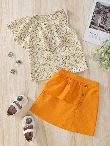 

the little girl's floral ruffle blouse and fake button skirt she, White