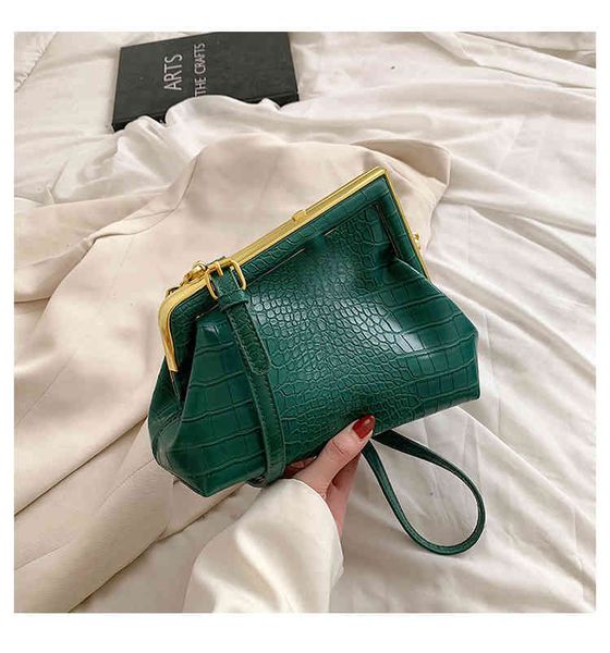

advanced texture f brand clutch bag womens summer new pattern niche design clip light luxury feeling messenger handbag 220524