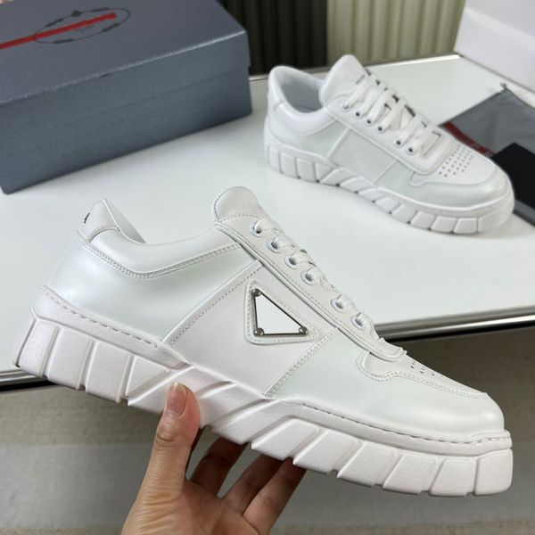 Mens tenões sapatos casuais versátil All White Up Square Sole Shoe Side Triangle Fashion Fashion Luxury Top Quality Designer Mens Sports Shoess