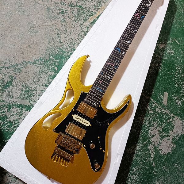 

6 strings gold electric guitar with gold hardware rosewood fretboard