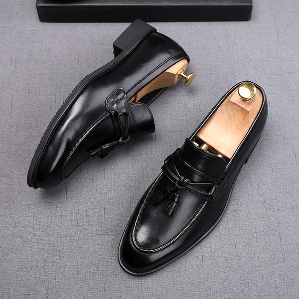 Abiti da banchetto per feste di moda da uomo in stile coreano, scarpe con nappe in pelle naturale, scarpe da guida slip-on, mocassini traspiranti neri da uomo