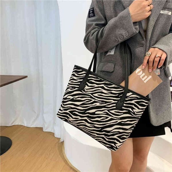 

leisure large capacity bag autumn new commuter shoulder bag canvas leopard tote bag purses_xjv1