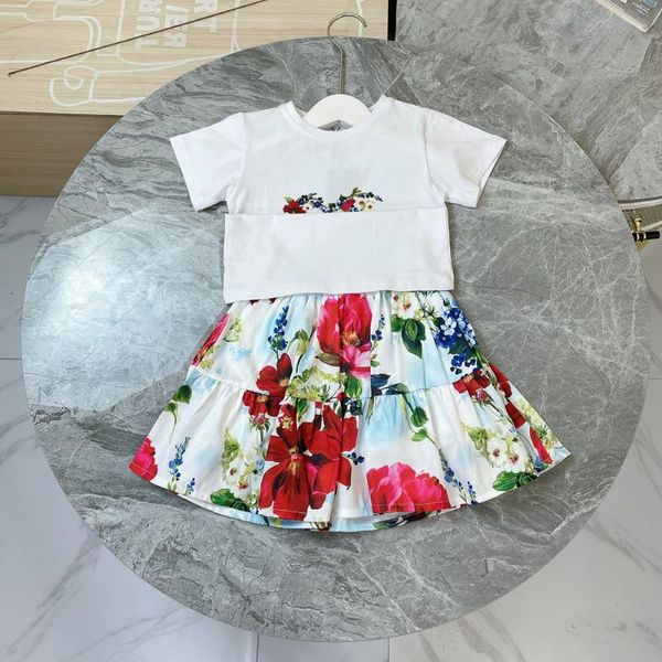 Completi di abbigliamento Abiti firmati per bambini Ragazze Summer Short Sleeve Bambini Cute Letter T-shirt Suit Gonna floreale