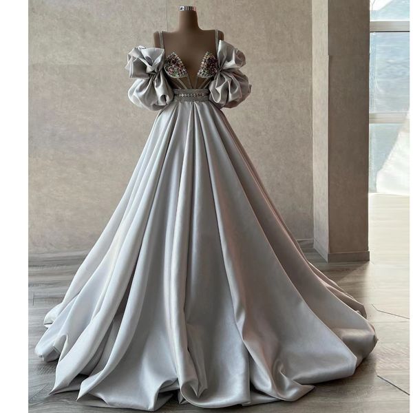 Silberne Luxus-Abschlussballkleider, Satin, Perlenstickerei, tiefer V-Ausschnitt, handgefertigte Rüschen, bunter Kristall, wunderschöne elegante Kleider, Abendparty, formelles Kleid