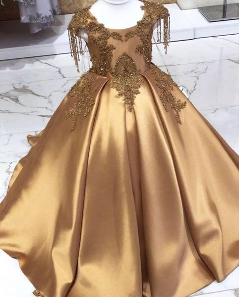 2022 Sevimli Altın Saten Çiçek Kızlar Düğünler İçin Elbiseler Kepçe Boyun Kapağı Kollu Sabit Dantel Kristal Boncuklar Korse Arka Süpürme Tren Doğum Günü Pageant Cemaat Elbise