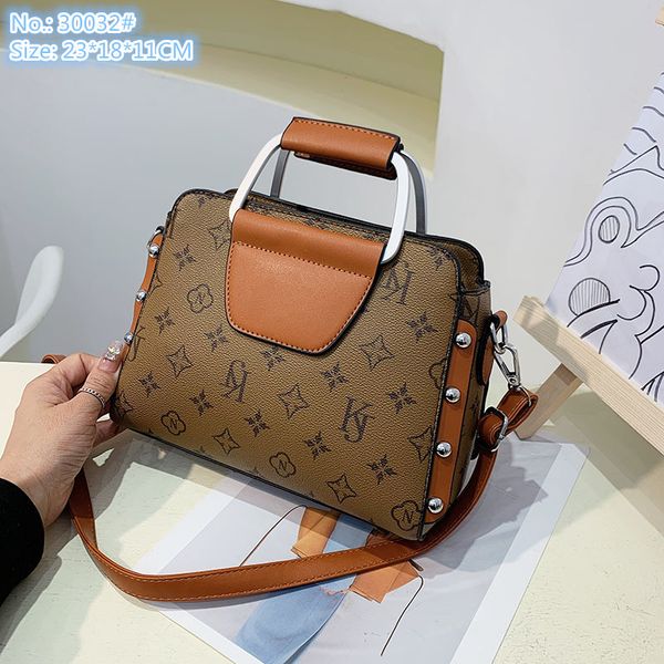 

wholesale factory ladies shoulder bag 4 colors retro letters printed mobile phone coin purse personalized rivet fashion handbag metal matchi