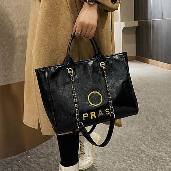 

luxury fashion handbags beach bags brand metal badge tote bag small evening handbag female capacity large leather one shoulder backpack ap9